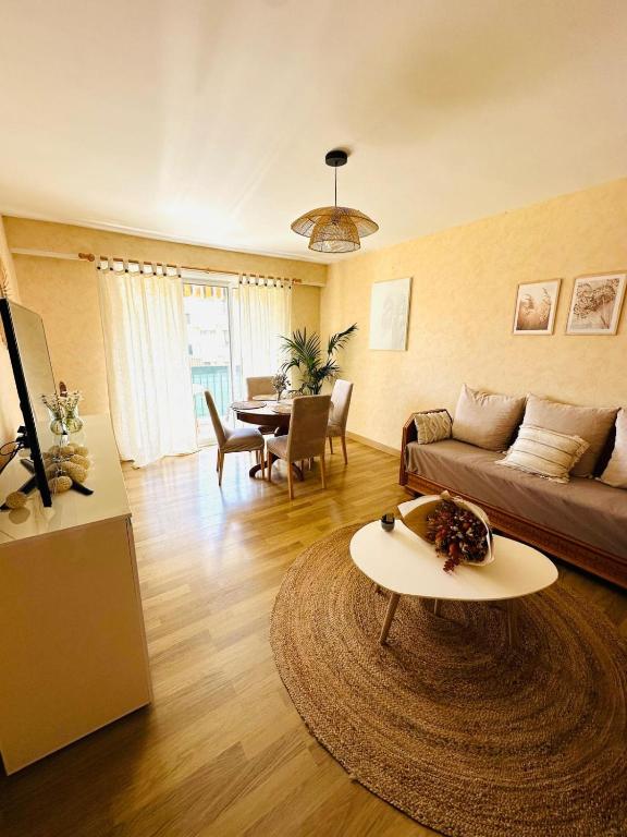 un salon avec un canapé et une table dans l'établissement Spacieux 2 chambres 65m2 climatisé au village médiéval entre Nice et Antibes, à Villeneuve-Loubet