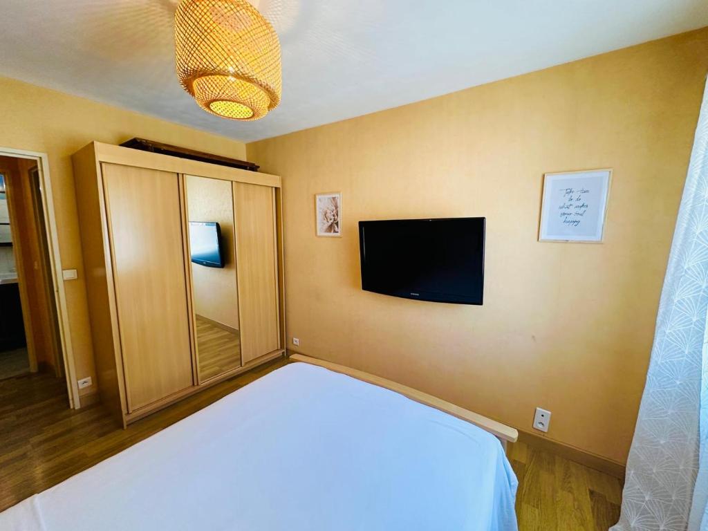Cette chambre dispose d'une télévision et d'un lit. dans l'établissement 65 m2 village médiéval, plages & centre commercial, à Villeneuve-Loubet