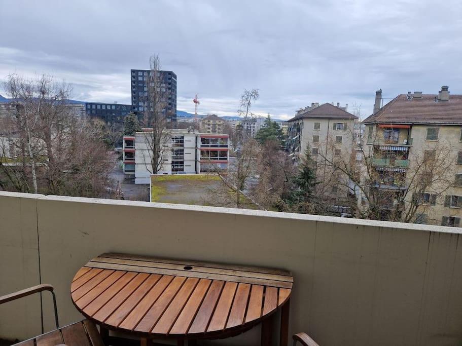 a wooden bench sitting on top of a balcony at Appartement meublé 1,5 p. Genève in Geneva