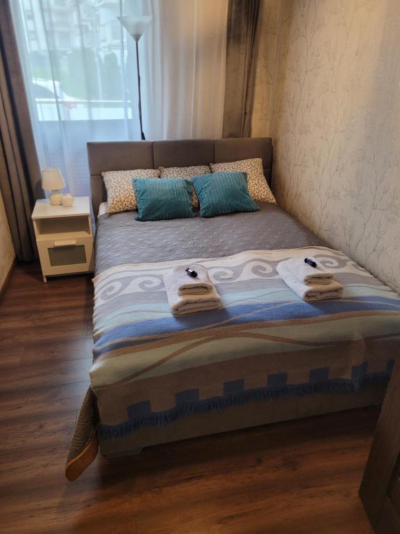 a bed with towels on it in a bedroom at Apartament dwupokojowy w Elblągu in Elblag