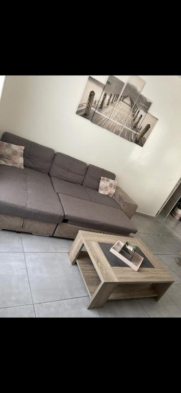 un salon avec un canapé et une table basse dans l'établissement Appartement cosy, à Toulon