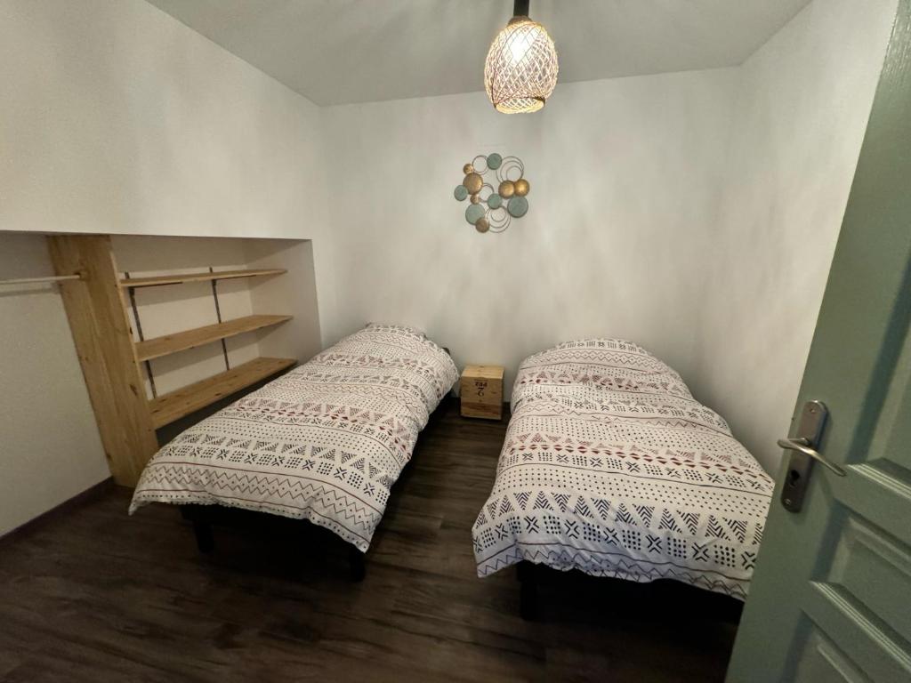 מיטה או מיטות בחדר ב-Maison aux pieds du circuit de Mirecourt