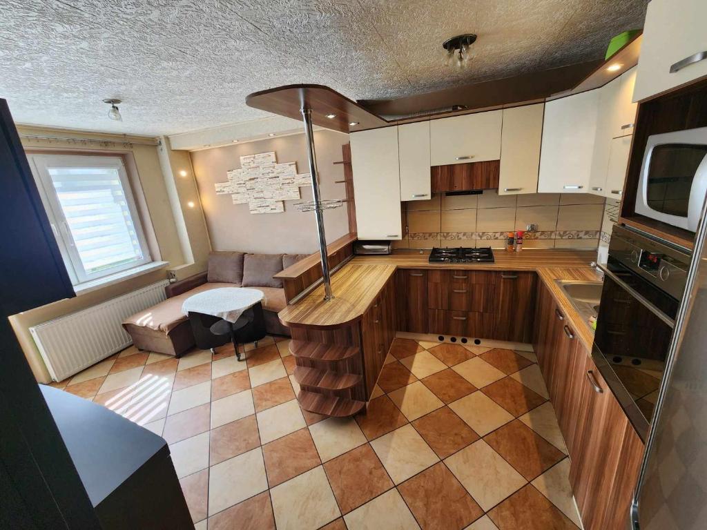 una vista aérea de una cocina con armarios de madera en Przy Wydmie, en Mrzeżyno