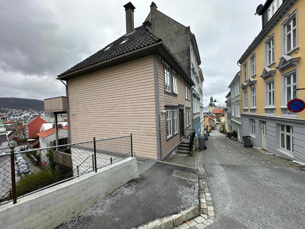 un pequeño edificio al lado de una calle en Sjarmerende bolig like ved togstasjonen, en Bergen