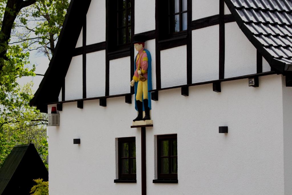 Eine Statue eines Mannes an der Seite eines Gebäudes. in der Unterkunft Hotel Zum Postkutscher in Cottbus