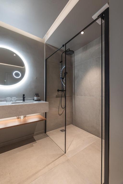 Upside Down Town Hotel Neue Post - 16