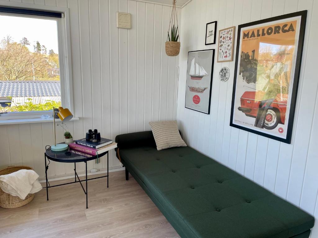 Postel nebo postele na pokoji v ubytování Dejligt sommerhus med udsigt over fjorden