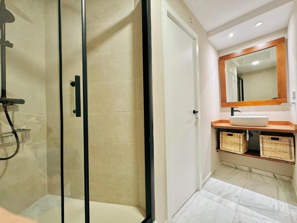 uma casa de banho com um chuveiro e um lavatório. em Viktory Apartments em Valladolid