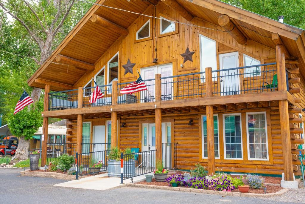 ein Holzhaus mit amerikanischen Flaggen darauf in der Unterkunft Alpine Lodge Hotel in Cascade