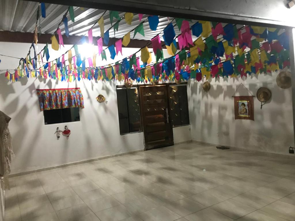 ein Zimmer mit einem Haufen Drachen, die an der Decke hängen in der Unterkunft Casa de Temporada no Maior São João do Mundo in Campina Grande