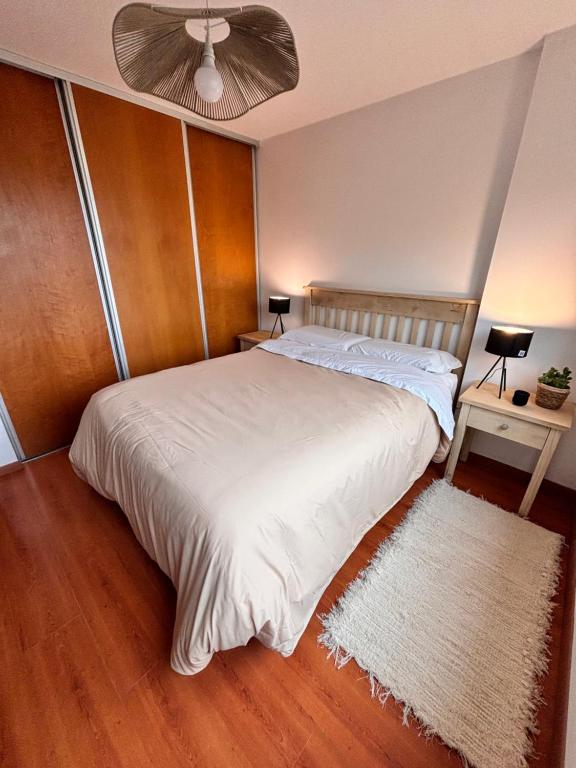 Schlafzimmer mit einem Bett und einem Deckenventilator in der Unterkunft Apart in La Plata, elegante y equipado departamento in La Plata