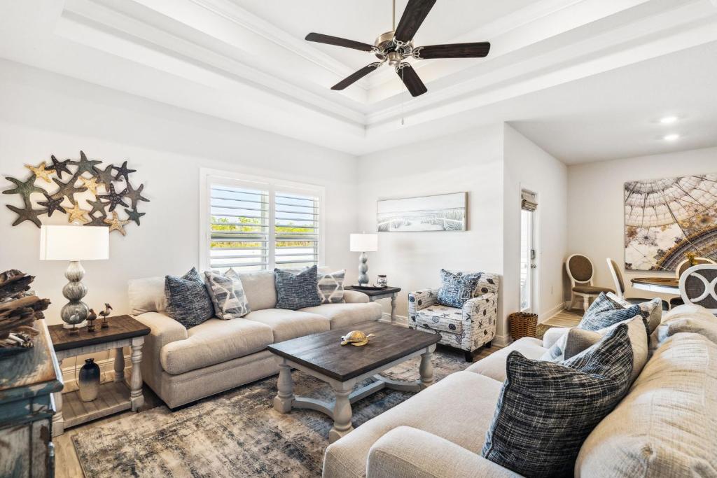 Posezení v ubytování On Seabatical in Windmark Resort! - Bikes, Walk to Beach, Pool, Beach Gear, Golf Cart Avail!