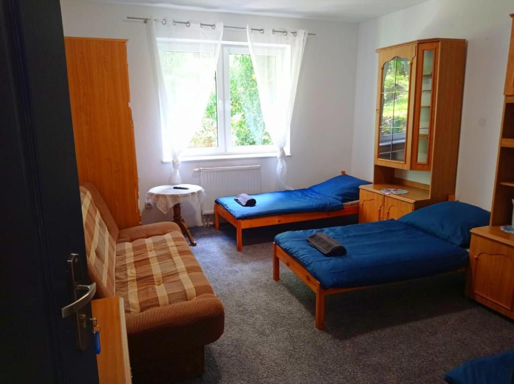 Giường trong phòng chung tại Gdańsk tanie noclegi pokój nr 3 1-4 osobowy z łazienką na korytarzu