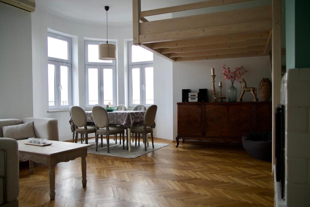 a living room with a table and chairs at Apartament Ratuszowy in Cieszyn