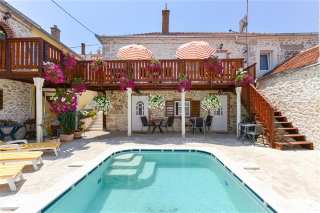 Bazén v ubytovaní Studios Villa Romantica alebo v jeho blízkosti
