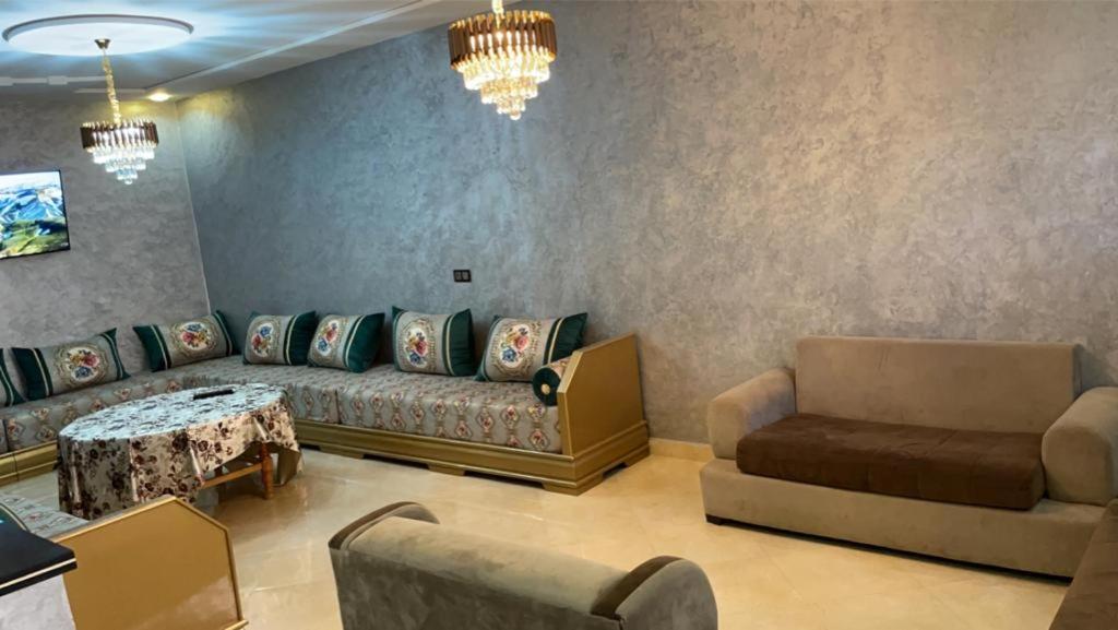 un soggiorno con divano e tavolo di Appartement karakcho a Berkane