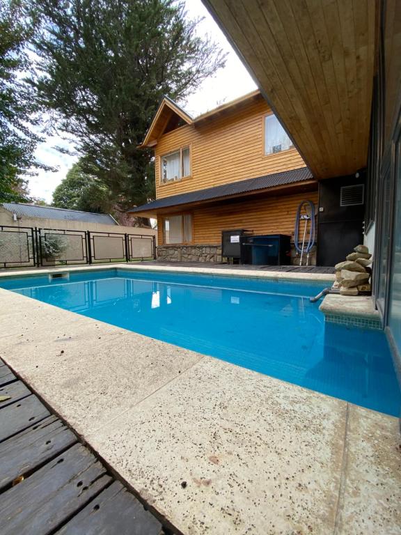 una piscina frente a una casa en Las Golondrinas departamento en San Martín de los Andes