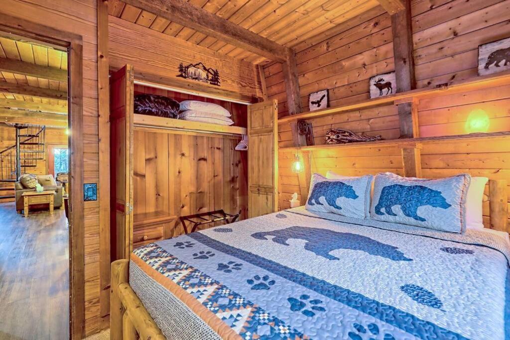 Postel nebo postele na pokoji v ubytování Near Downtown Helen - HotTub, Sauna, Game Room, Fire Pit
