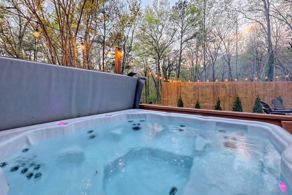Fotografie z fotogalerie ubytování Near Downtown Helen - HotTub, Sauna, Game Room, Fire Pit v destinaci Helen