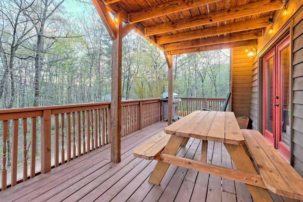 Balkón nebo terasa v ubytování Near Downtown Helen - HotTub, Sauna, Game Room, Fire Pit