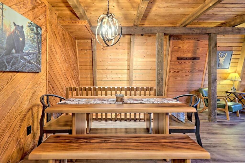Posezení v ubytování Near Downtown Helen - HotTub, Sauna, Game Room, Fire Pit