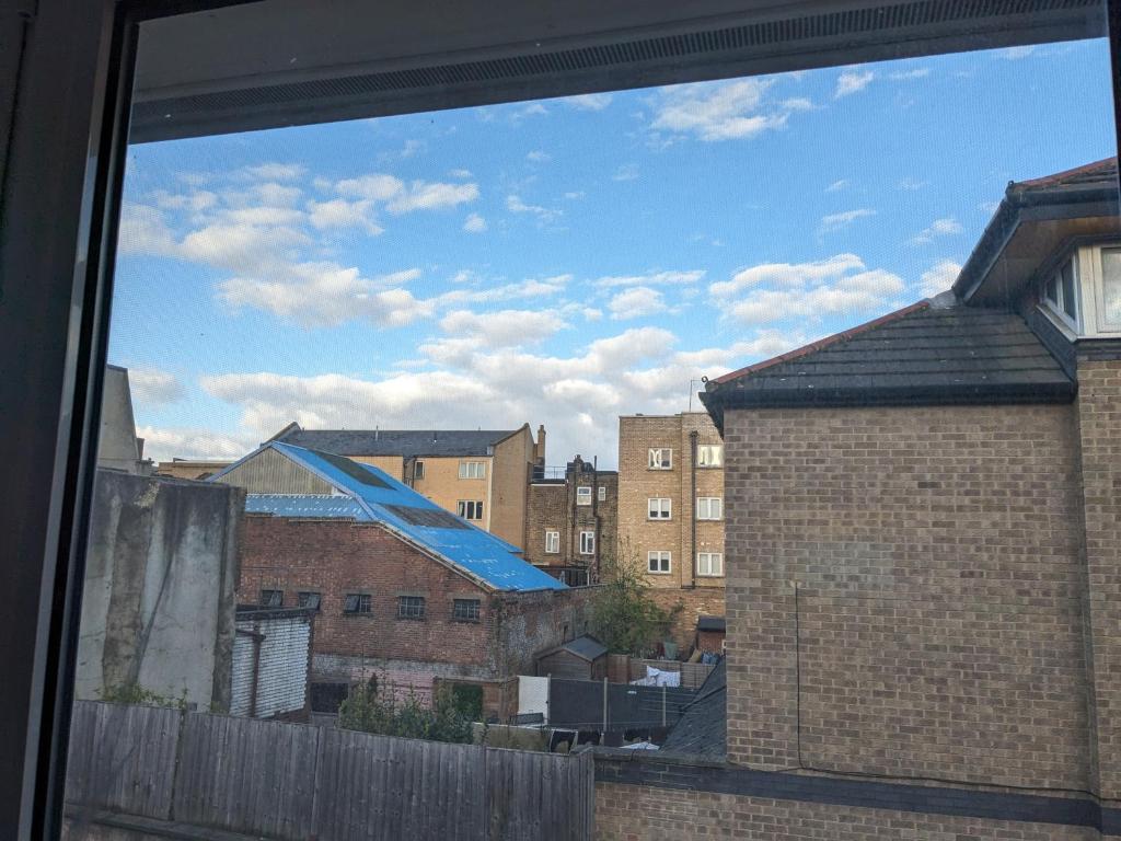 widok na miasto z okna w obiekcie Moonwalk w Londynie