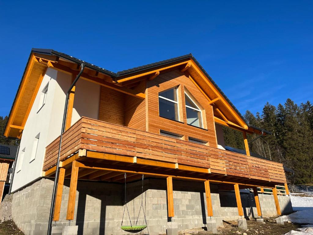 a house is being constructed with wood at Christians Alpenparadies in Bad Mitterndorf