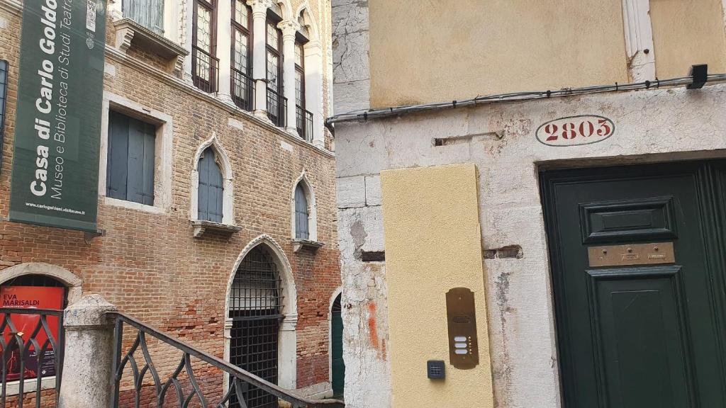 ein Gebäude mit einer grünen Tür an der Seite in der Unterkunft Venezia in Suite - Luxury Accommodation in Venedig