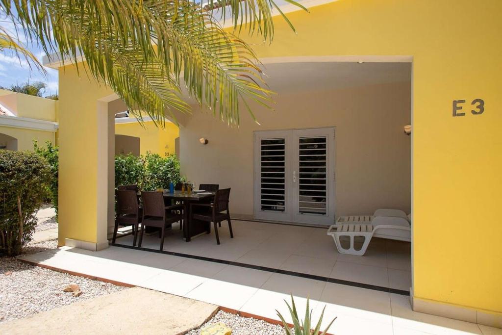 Patio nebo venkovní prostory v ubytování Trupial E3 Relax & Dive Resort Bonaire Village