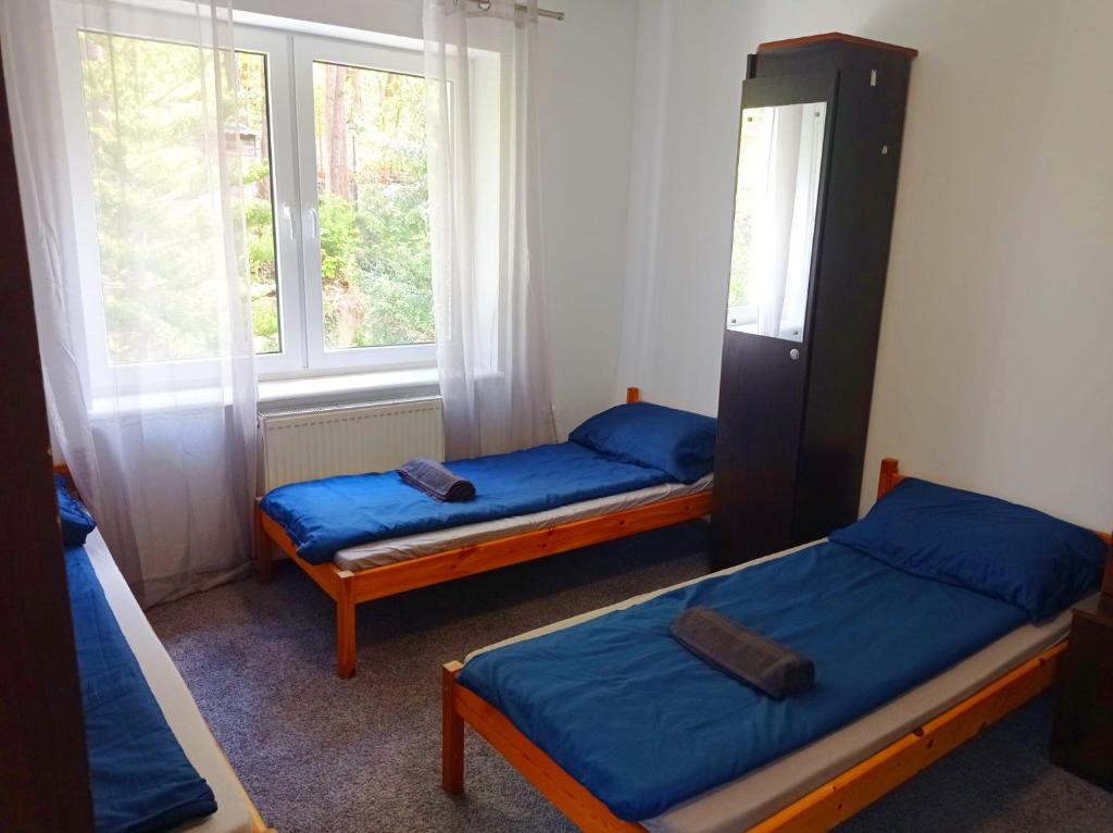 Säng eller sängar i ett rum på Gdańsk tanie noclegi pokój nr 6 1-4 osobowy z łazienką na korytarzu