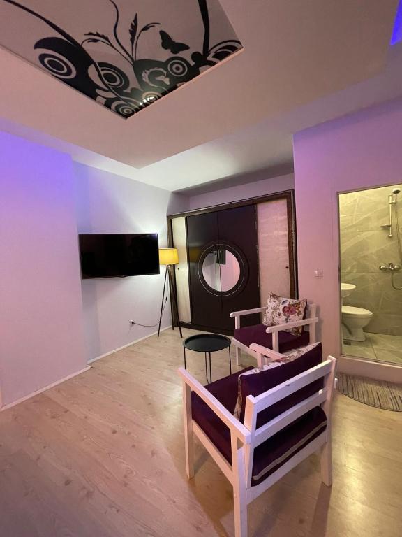 TV a/nebo společenská místnost v ubytování Deni house