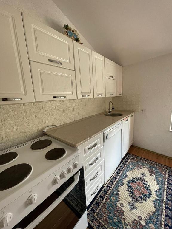Kuchyň nebo kuchyňský kout v ubytování Deni house