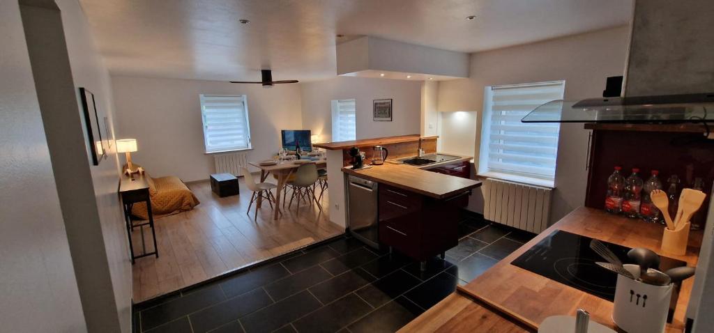 eine Luftansicht auf eine Küche und ein Wohnzimmer in der Unterkunft Bel appartement rénové avec de beaux volumes in Flavigny-sur-Moselle