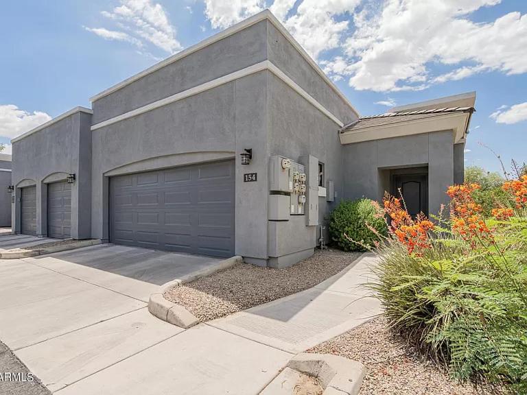 una gran casa gris con garaje en Lanret Home, en Chandler