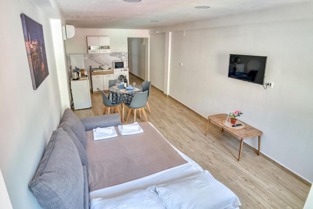 TV a/nebo společenská místnost v ubytování Apartments Pavic