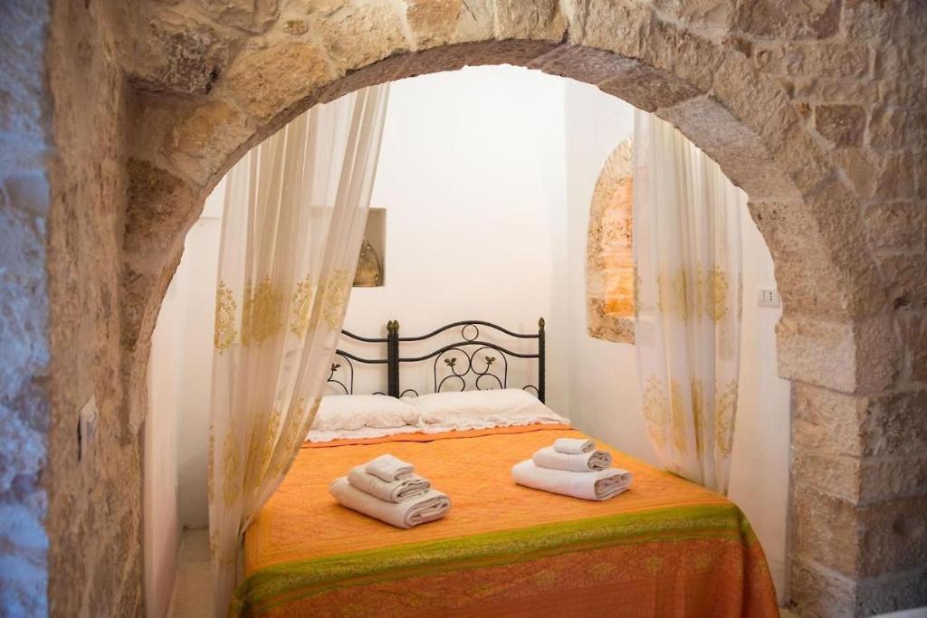 ein Schlafzimmer mit einem Bett mit Handtüchern darauf in der Unterkunft Trullo Masiello in Putignano