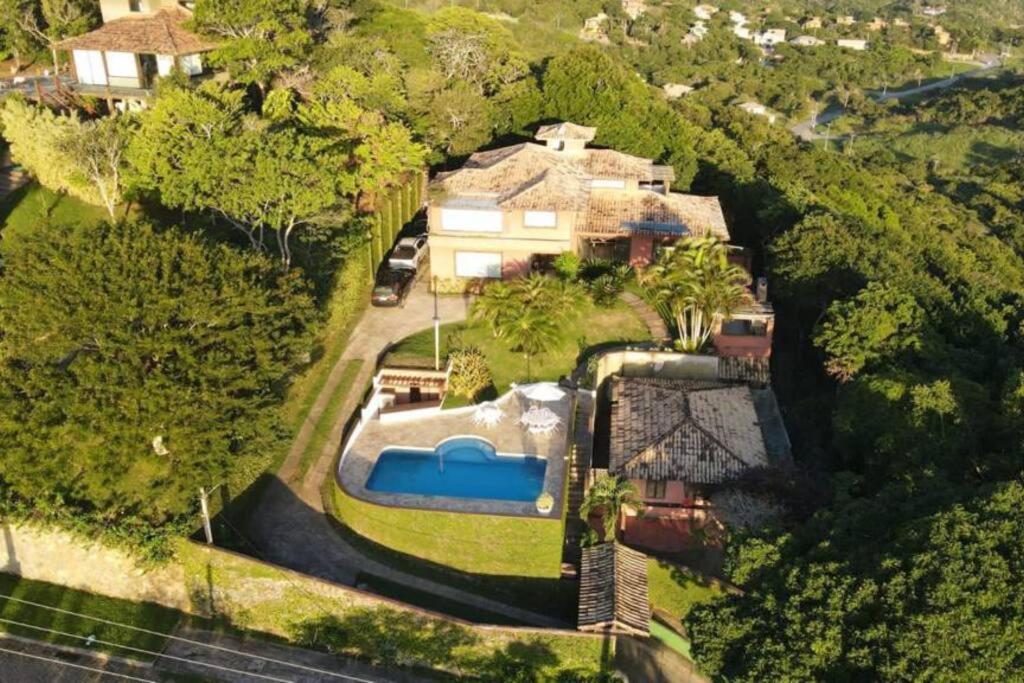 una vista aérea de una casa con piscina en Mansão Luxury Alto da Brava, en Búzios