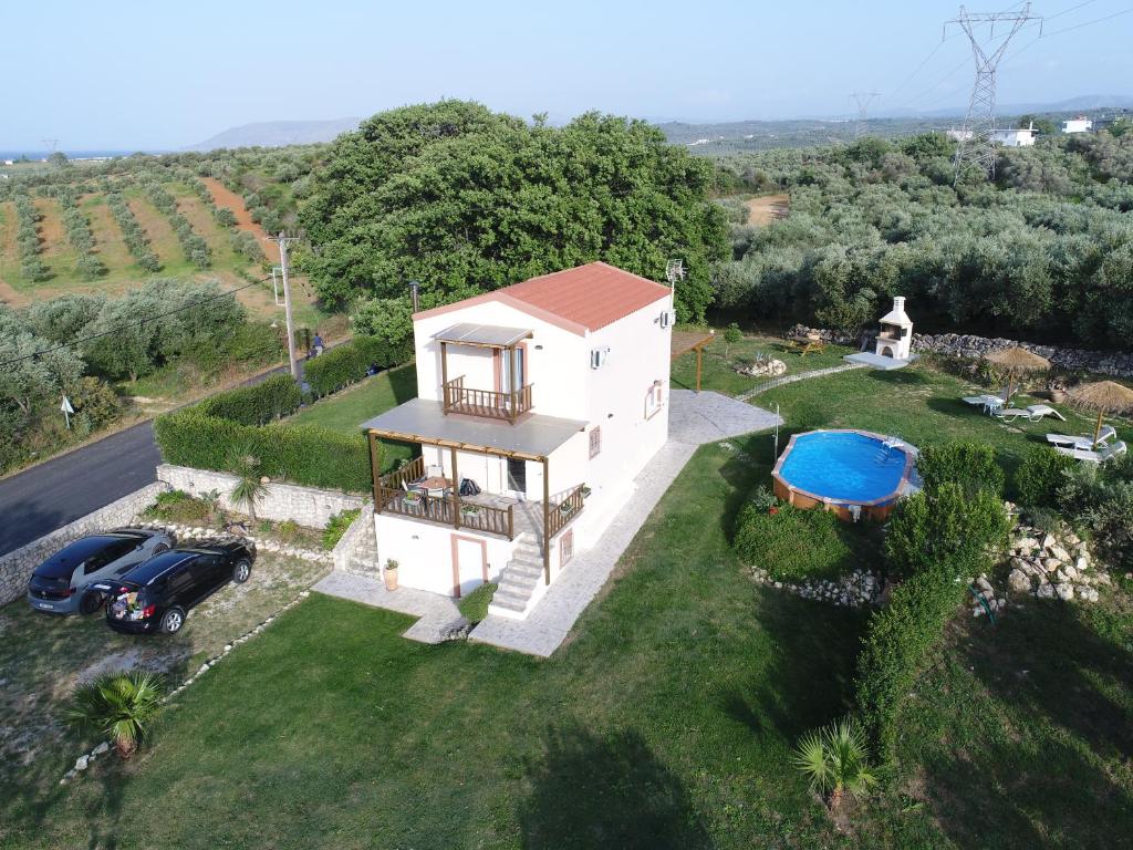 una vista aérea de una casa con piscina en Georgioupolis polentas villa, en Georgioupolis