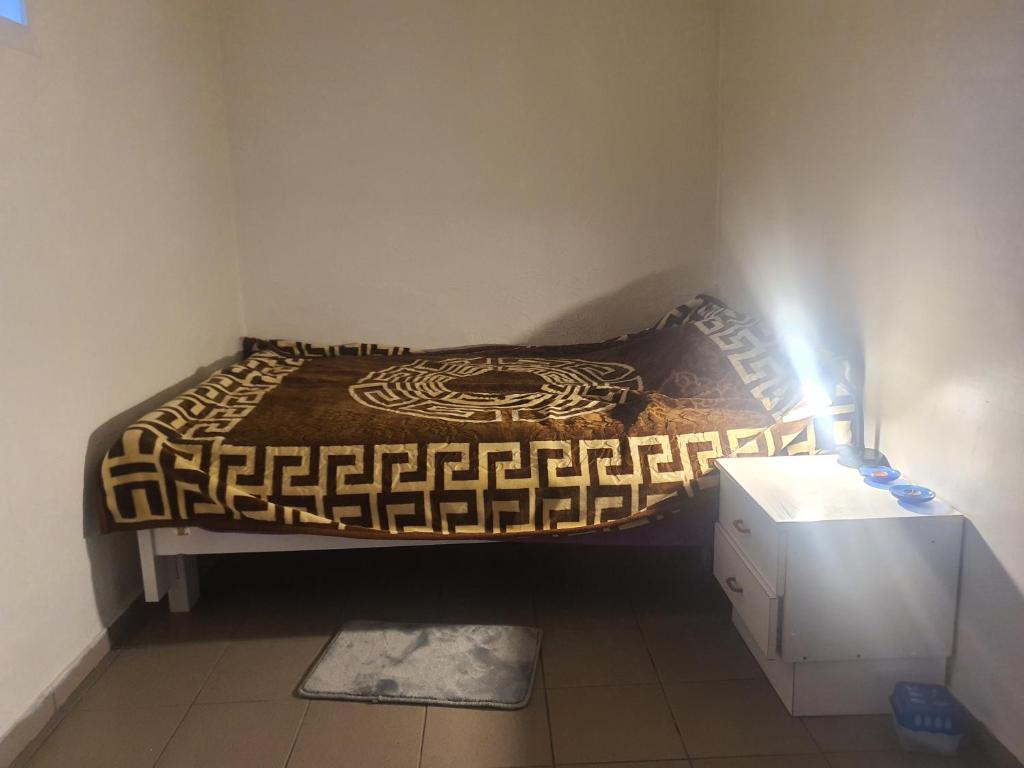 um quarto com uma cama com uma luz sobre ela em Studio in het hartje van Geel em Geel