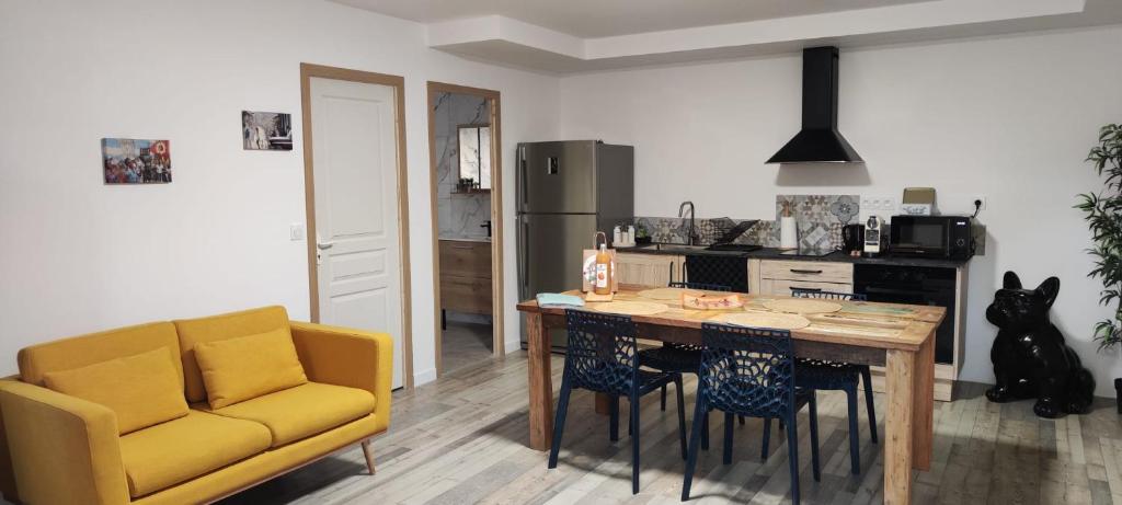 米拉馬斯的住宿－maison_du_sud_13140，厨房配有桌椅和黄色沙发。
