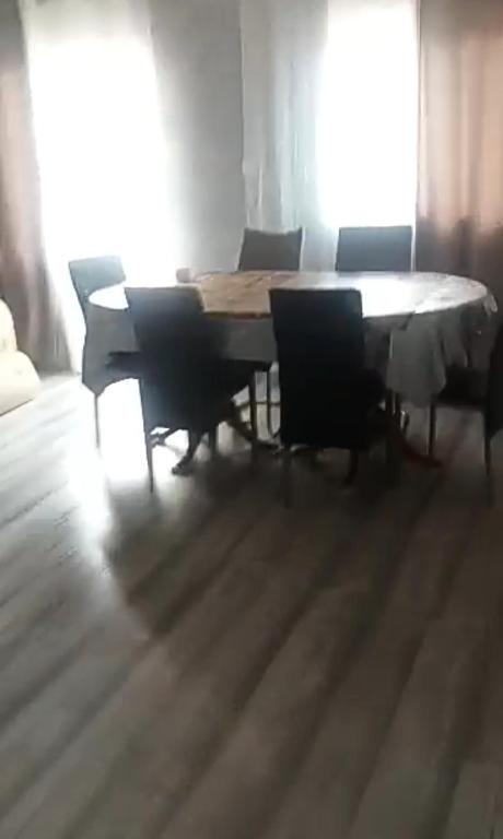 een eettafel en stoelen in een kamer bij Juan in Carlet