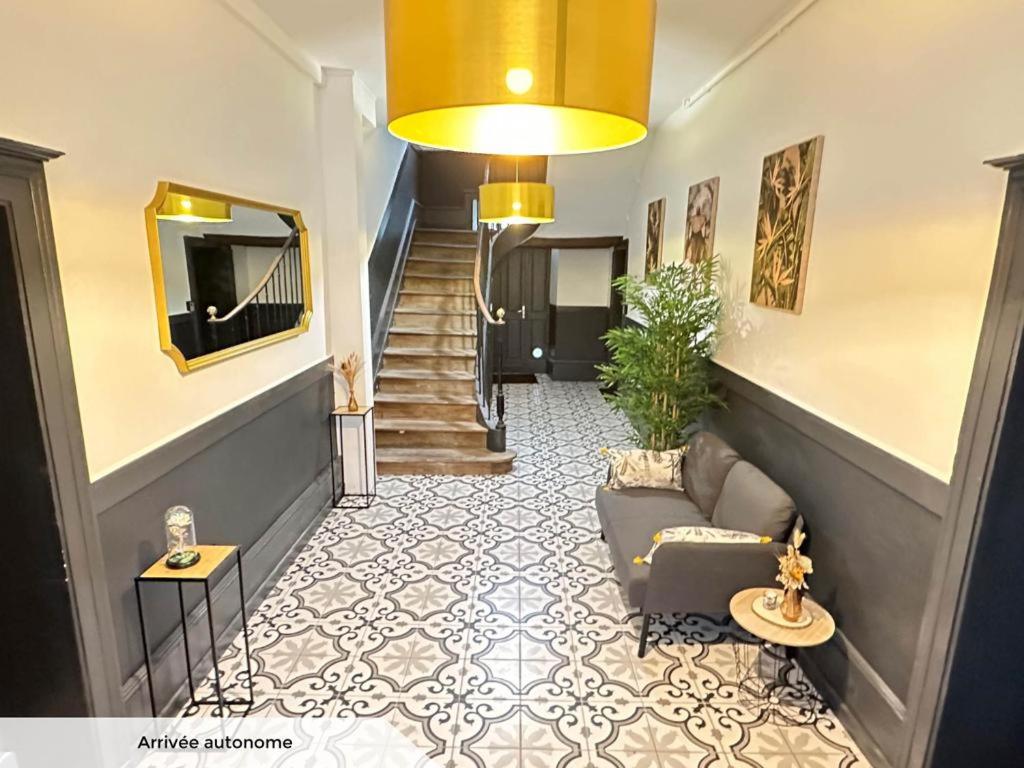 - un salon avec un canapé et un escalier dans l'établissement CHEZ BOB, à Limoges