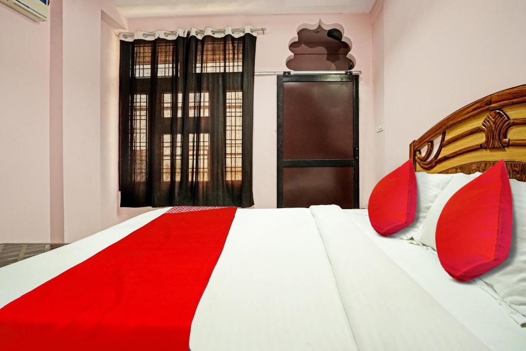 Una cama o camas en una habitación de OYO Flagship Hotel Pravas