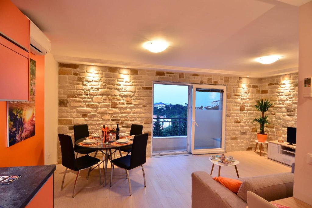 un soggiorno con tavolo, sedie e divano di Studio Apartment Colors of Dubrovnik a Dubrovnik