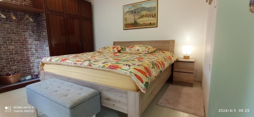 um pequeno quarto com uma cama com colcha de flores em Apartma REA em Izola