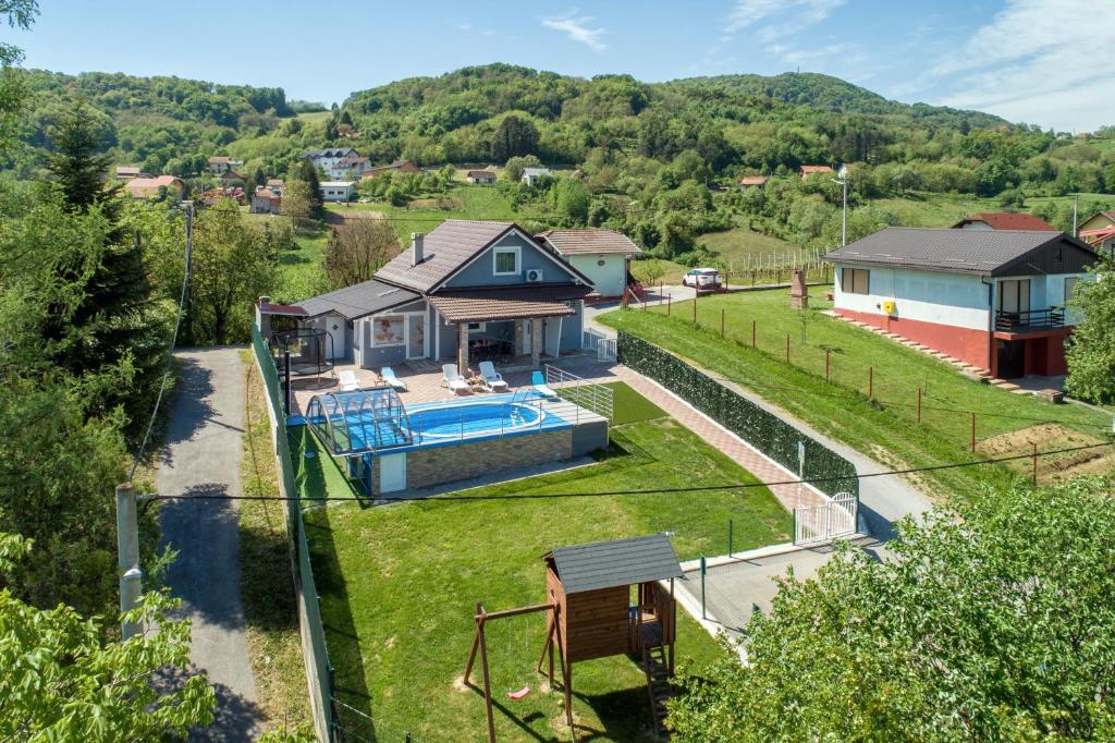 uma vista aérea de uma casa com piscina em CVETKOVA HIŽA sa JACUZZIJEM em Tuheljske Toplice