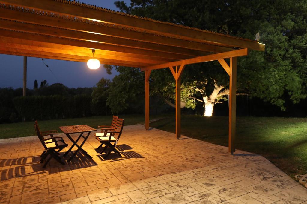 Patio lub wspólna przestrzeń na świeżym powietrzu w obiekcie Georgioupolis polentas villa