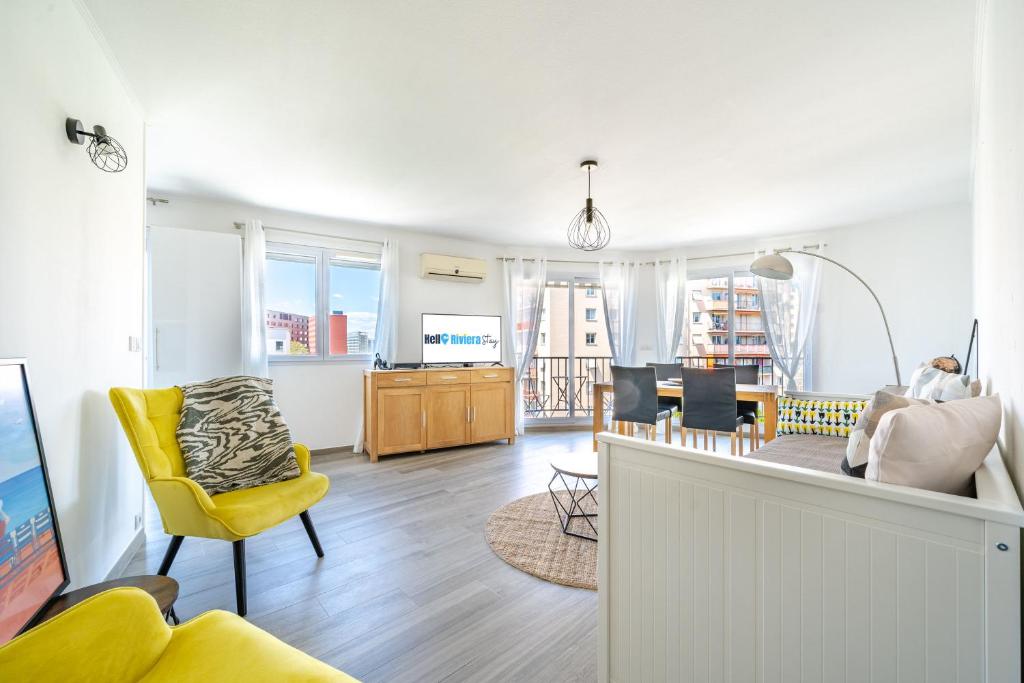 sala de estar con silla amarilla y comedor en Confortable 2 pièces 54 m2 proche de la mer, en Niza