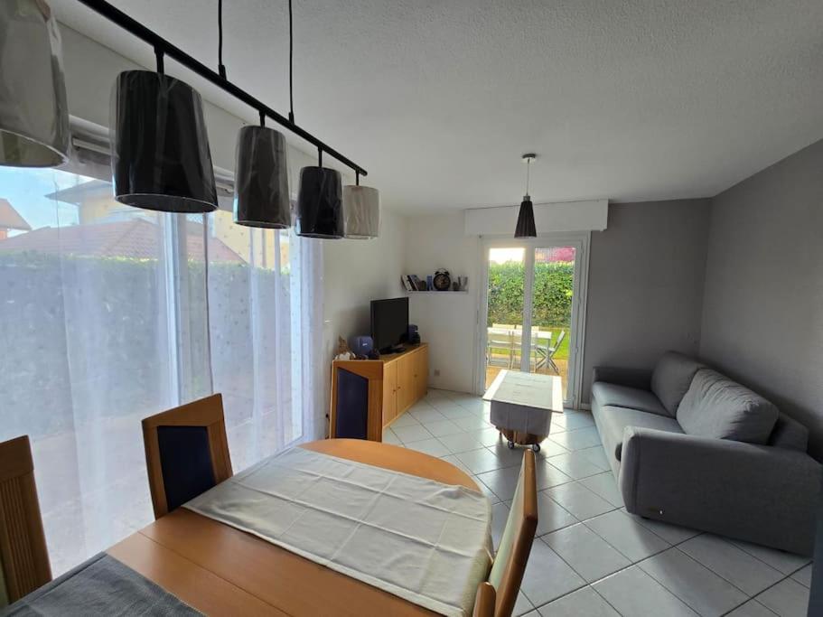 un salon avec un canapé et une table dans l'établissement La Violette, à Publier