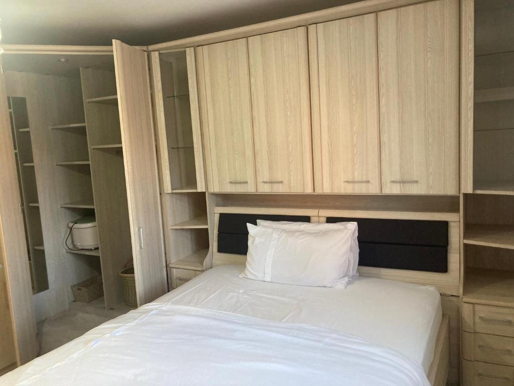 Een bed of bedden in een kamer bij Room with own bathroom in private home